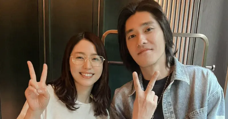 ▲藍正龍（右）27日曬出了和「小助理」的合照，沒想到該名女子的身分竟是日本國民女神長澤雅美（左）。（圖／藍正龍微博）