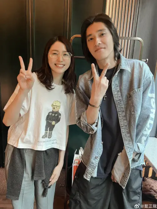 藍正龍(右)上傳和長澤雅美(左)合照。(圖/藍正龍微博) ▲藍正龍(右)上傳和長澤雅美(左)合照。(圖/藍正龍微博)