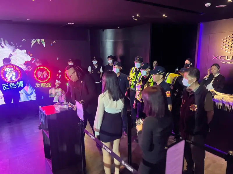 ▲第四分局、少年警察隊、警犬隊、保大特殊警力及教育局校外會等單位，動員577名警力，針對青少年深夜易聚集之場所臨檢稽查(圖/記者鄧力軍攝)