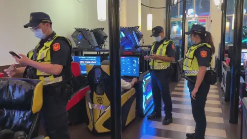 中市警青春專案執行威力掃蕩 網咖、夜店共同簽署青少年保護協議 ▲中警針對青少年深夜易聚集之場所,包括夜店、網咖、KTV等展開大規模臨檢稽查,並同步邀集業者共同簽署保護青少年協議,攜手打造安全營業環境,避免未成年於深夜時段逗留在外。(圖/記者鄧力軍翻攝)