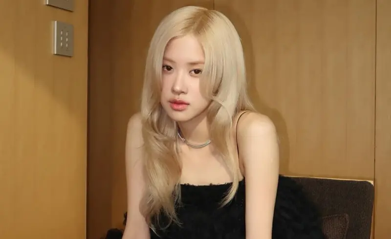 ▲Rosé（如圖）昨日現身PSY的戶外演唱會，她突然在舞台下跪磕頭行大禮，哽咽跟粉絲道謝、傾吐心聲。（圖／Rosé IG）