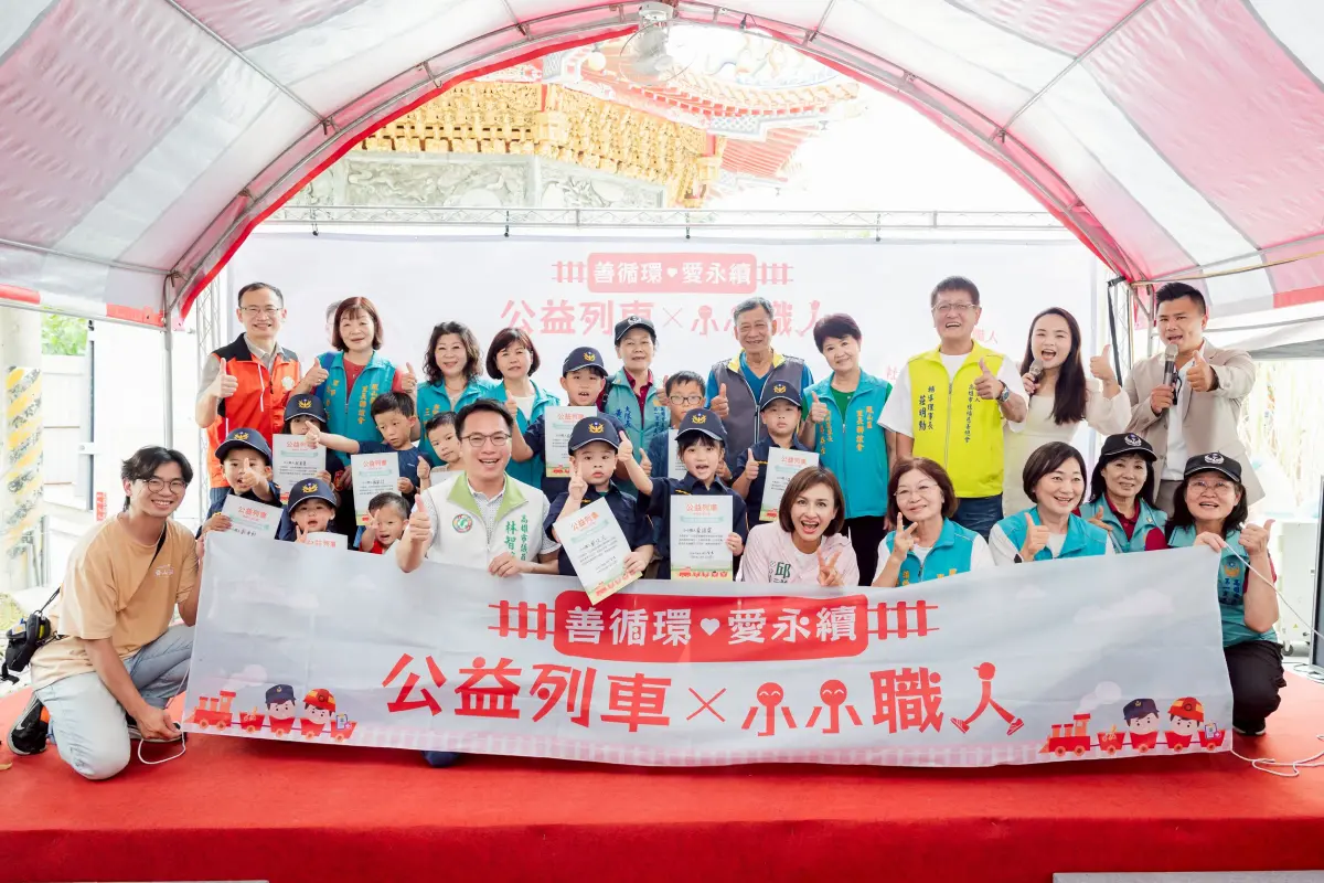 ▲「善循環、愛永續」公益列車X小小職人活動吸引許多親子家庭參與，民進黨市長初選擬參選人立委邱議瑩、許智傑也到場力挺。（圖／市議員林智鴻辦公室提供）