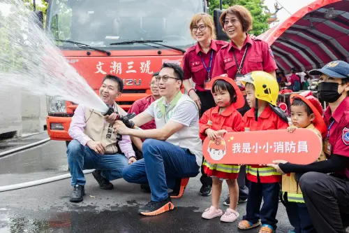 ▲今天的活動特別規劃小小職人活動,林智鴻希望孩子們可以透過「小小波麗士」、「小小消防員」的職業體驗,從遊戲中學習守法與交通安全的觀念。(圖/市議員林智鴻辦公室提供) ▲今天的活動特別規劃小小職人活動,林智鴻希望孩子們可以透過「小小波麗士」、「小小消防員」的職業體驗,從遊戲中學習守法與交通安全的觀念。(圖/市議員林智鴻辦公室提供)