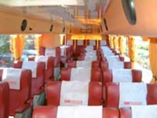 ▲亞聯客運的紅色車廂內裝，是許多竹科人的共同回憶。（圖／亞聯客運官網）