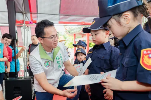 ▲林智鴻也頒發完成所有關卡的孩子們專屬的「小小職人結訓證書」,留下成長中的驕傲與回憶。(圖/市議員林智鴻辦公室提供) ▲林智鴻也頒發完成所有關卡的孩子們專屬的「小小職人結訓證書」,留下成長中的驕傲與回憶。(圖/市議員林智鴻辦公室提供)