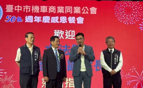 中市環保局表揚績優機車定檢業者 感謝齊力守護空品 ▲環保局長陳宏益(右)感謝台中市全體檢驗站伙伴的配合與努力。(圖/環保局提供)