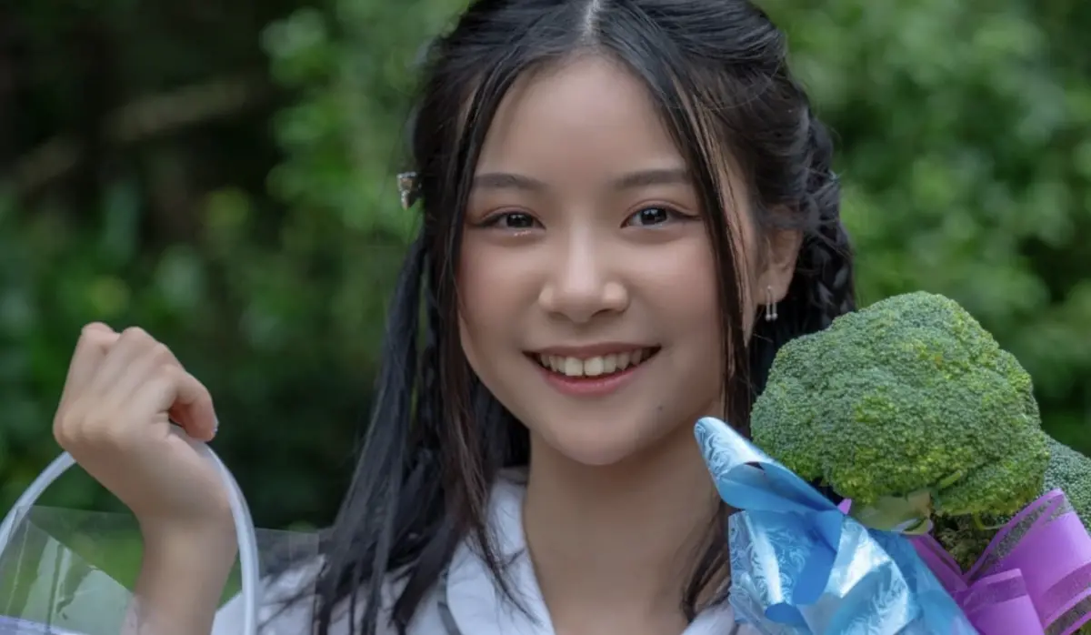 ▲曾出演《我們與惡的距離》的童星于卉喬（喬喬）今（29）日在社群分享了自己的高中畢業照，她也透露順利考上了心中的第一志願世新大學公共關係暨廣告學系。（圖／于卉喬IG）