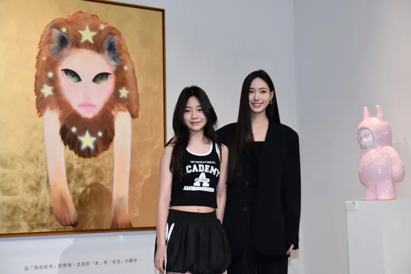 ▲小S在姊姊大S於2月離世後，睽違4個月首度露面，與老公許雅鈞一起現身女兒Lily（右）畫展為親友當導覽，狀態看起來恢復許多，而當天就連小女兒Alice（許曦恩，圖左）也現身支持姊姊。（圖／特約記者林柏年攝）