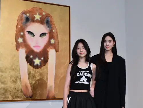 ▲Lily許韶恩（右）舉辦畫展，妹妹許曦恩以神祕來賓的身分特來合照、站台。（圖／記者林柏年攝）