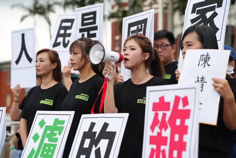 ▲民眾黨新北四大金釵周曉芸(左起)、陳怡君、林子宇及陳語倢,日前率領青年團赴總統府抗議「雜質說」。(圖/林子宇臉書)