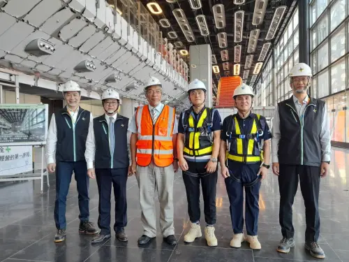 ▲財信傳媒董事長謝金河與桃機董事長總經理范孝倫、董事長楊偉甫以及工程團隊探訪第三航廈施工進度。（圖╱取自謝金河臉書）