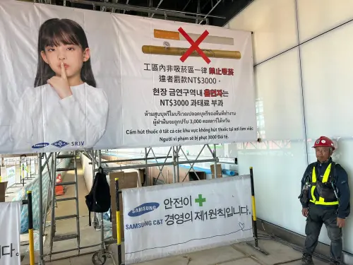 ▲施工現場隨處可見韓文，印尼文，越南文的警示標語。（圖╱取自謝金河臉書）