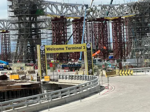 ▲財信傳媒董座謝金河近日親自走訪桃園機場第三航廈工程建設現場，了解進度狀況。（圖╱取自謝金河臉書）