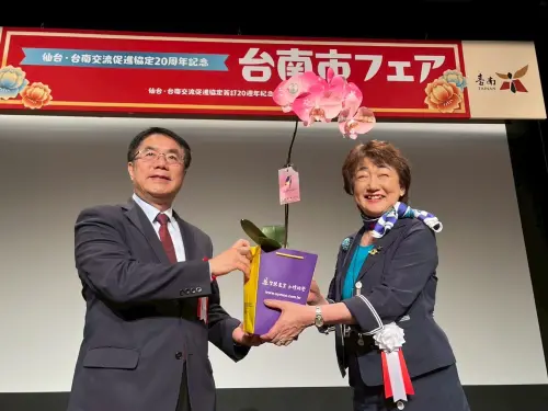 ▲黃偉哲致贈噴有仙台市徽以及20週年字樣的噴印蘭花給仙台市長,許下兩市情誼長久的共同期盼。(圖/南市府提供) ▲黃偉哲致贈噴有仙台市徽以及20週年字樣的噴印蘭花給仙台市長,許下兩市情誼長久的共同期盼。(圖/南市府提供)