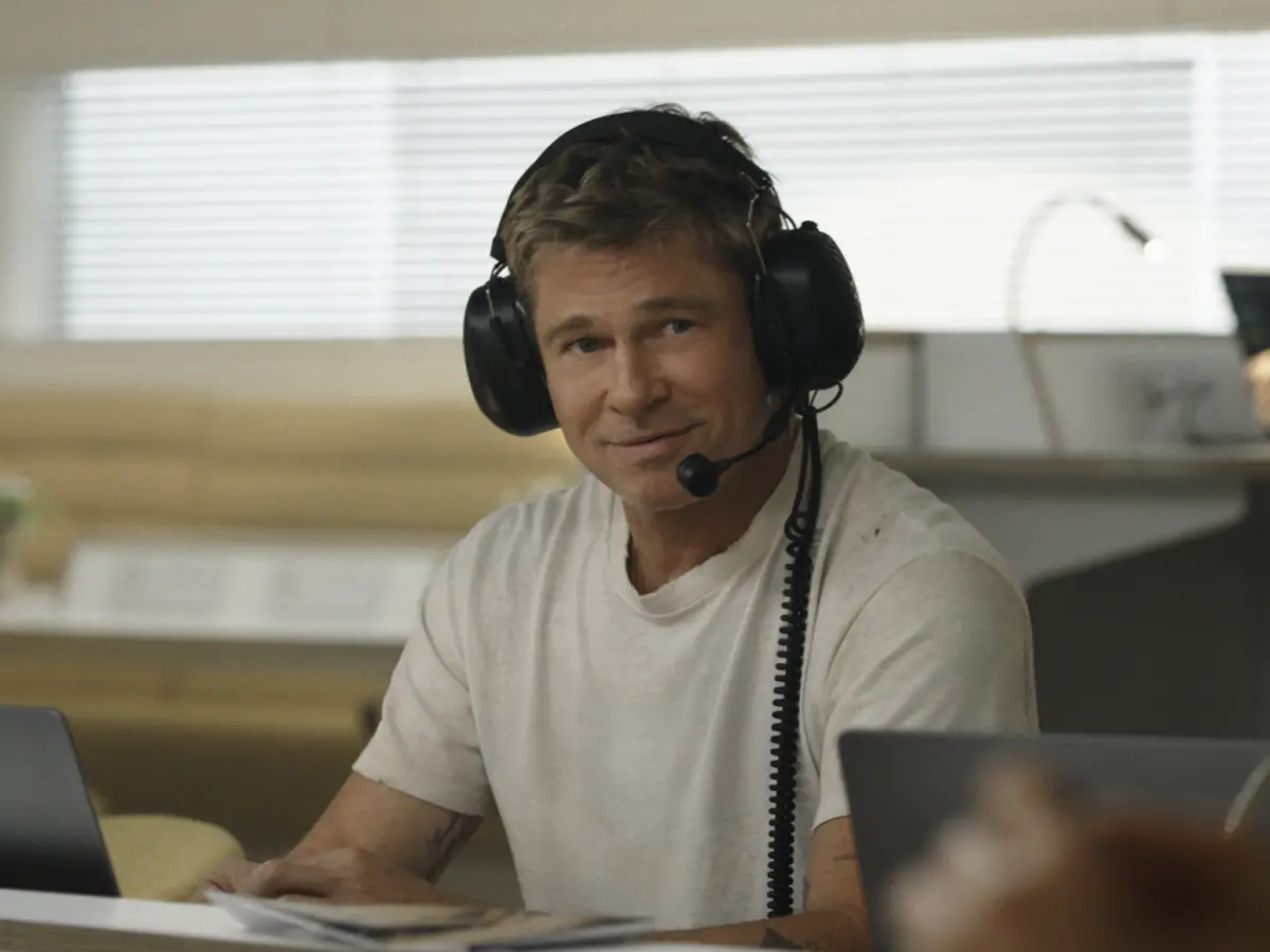 ▲布萊德彼特（如圖）最新大片《F1電影》全球熱賣，觀眾口碑突出，香港《東網》驚曝他早在多年前已經被王家衛相中，有可能合作一部以賽車手的愛情為主題電影，連梁朝偉與木村拓哉都會在片中演他的情敵，可惜後來計畫擱置，片子的名稱《花樣年華》則被拿去用在梁朝偉與張曼玉的文藝影片上。（圖／華納兄弟提供）