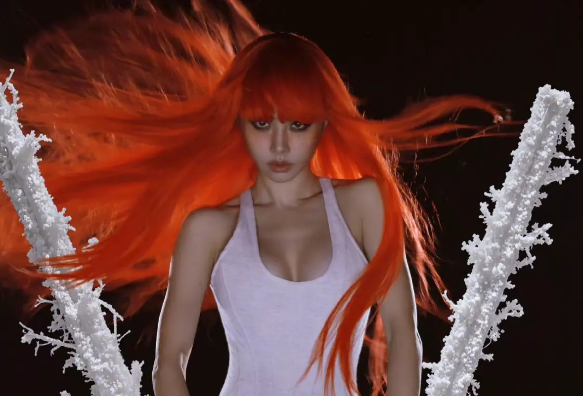 ▲藝人蔡依林睽違6年回歸將推出新專輯，火辣造型登上時尚雜誌封面，胸線與高衩裙襬吸睛十足，粉絲驚呼太辣。（圖／蔡依林微博）