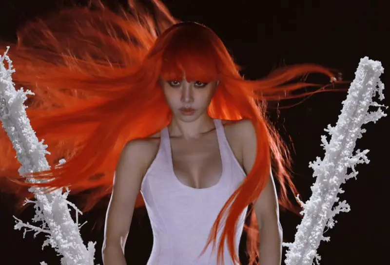 ▲藝人蔡依林睽違6年回歸將推出新專輯，火辣造型登上時尚雜誌封面，胸線與高衩裙襬吸睛十足，粉絲驚呼太辣。（圖／蔡依林微博）