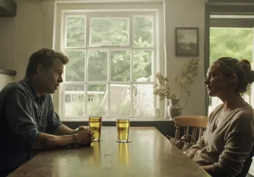 ▲《F1電影》的感情戲對不少賽車迷來說並無存在的必要,可是以商業賣點來說,可以增加對女性的吸引力。(圖/華納兄弟提供) ▲《F1電影》的感情戲對不少賽車迷來說並無存在的必要,可是以商業賣點來說,可以增加對女性的吸引力。(圖/華納兄弟提供)