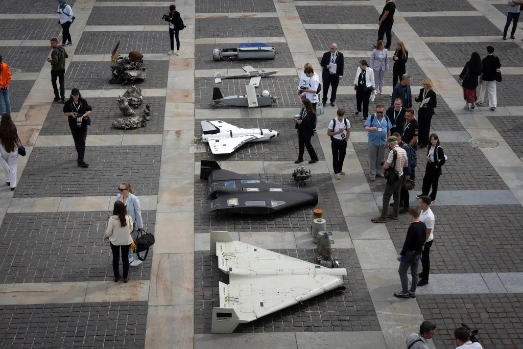 ▲圖為烏克蘭基輔舉辦擴大對俄羅斯制裁國際會議上，參觀者觀看受損的俄羅斯無人機。（圖／美聯社／達志影像）