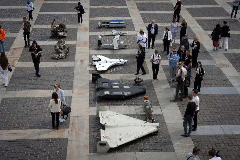 ▲圖為烏克蘭基輔舉辦擴大對俄羅斯制裁國際會議上，參觀者觀看受損的俄羅斯無人機。（圖／美聯社／達志影像）