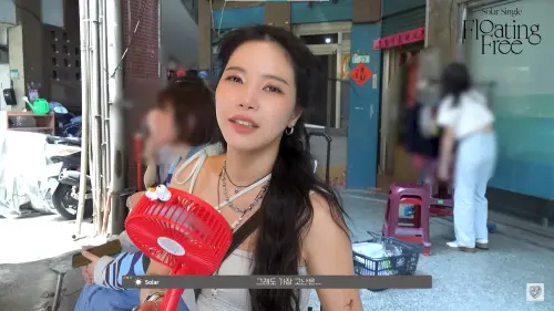 MAMAMOO頌樂(如圖)MV幕後超台!工作人員狂拔塑膠椅 粉絲笑:好想幫忙。(圖/翻攝自MAMAMOO YouTube) ▲MAMAMOO頌樂(如圖)MV幕後超台!工作人員狂拔塑膠椅 粉絲笑:好想幫忙。(圖/翻攝自MAMAMOO YouTube)