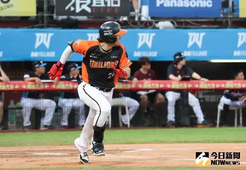 ▲統一獅隊長陳傑憲今日在封王戰(保留比賽)代打,首打席敲出二壘安打。(圖/記者朱永強攝 ,2025.06.29) ▲▲統一獅隊長陳傑憲今日在封王戰(保留比賽)代打,首打席敲出二壘安打。(圖/記者朱永強攝 ,2025.06.29)