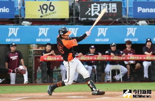 ▲統一獅隊長陳傑憲今日在封王戰(保留比賽)敲出帶有打點的內野滾地球。(圖/記者朱永強攝 ,2025.06.29) ▲▲統一獅隊長陳傑憲今日在封王戰(保留比賽)敲出帶有打點的內野滾地球。(圖/記者朱永強攝 ,2025.06.29)