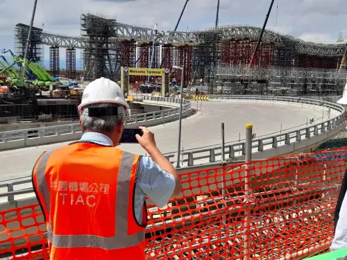 ▲財信傳媒董座謝金河近日親自走訪桃園機場第三航廈工程建設現場，了解進度狀況。（圖╱取自謝金河臉書）