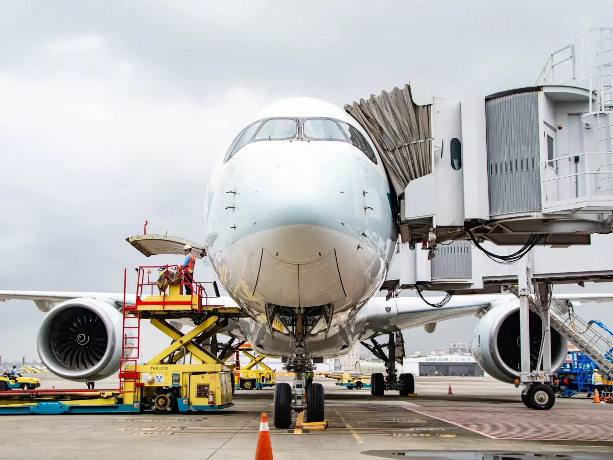 ▲丹娜絲逼近，影響出入國的飛機航班，擔心自己航班是否有異動，旅客可上網查詢，本文整理4大機場查詢處，以及遇到航班取消時該執行哪些措施。（圖／翻攝自高雄國際機場 Kaohsiung International Airport）