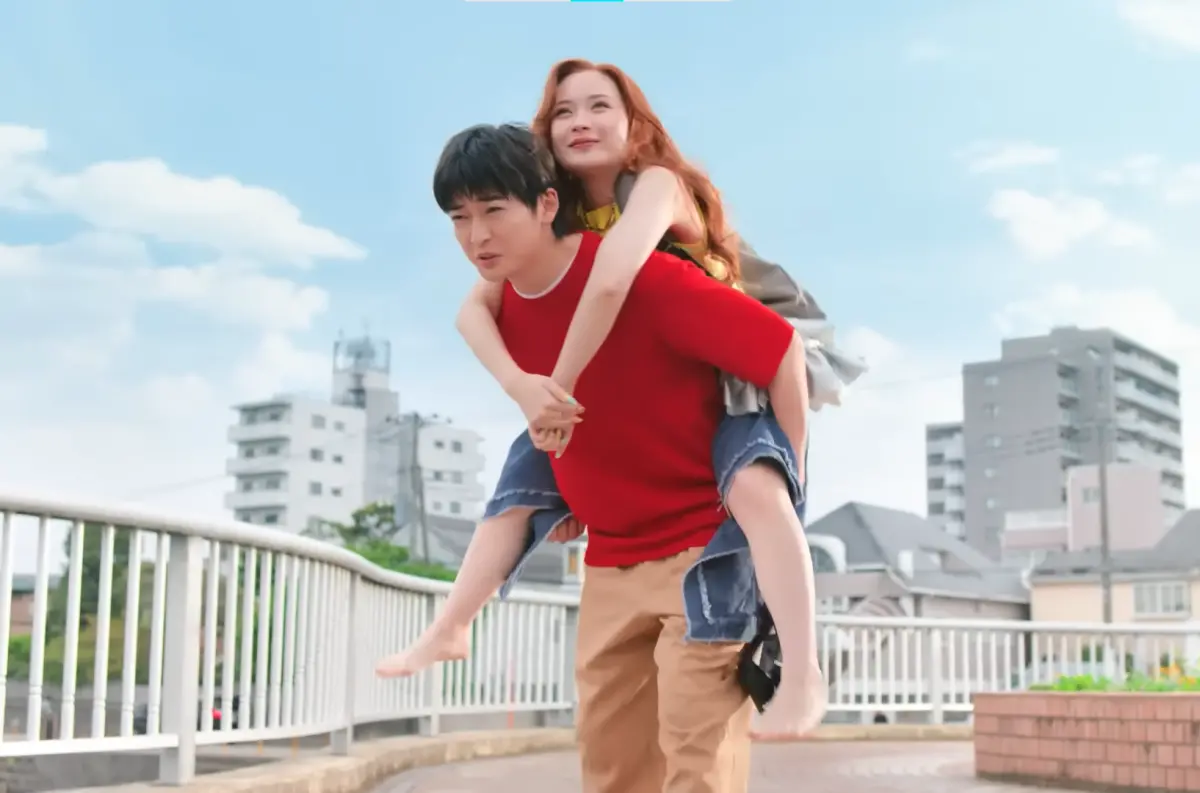 ▲日本廠商近日推出真人版《蠟筆小新》廣告，背景設定在20年之後，25日播出第6集，飾演真人版小葵的畑芽育（上）終於現身，超傲嬌表情，讓粉絲驚訝讚：根本神還原。（圖／翻攝自@coca-colajapan YouTube）