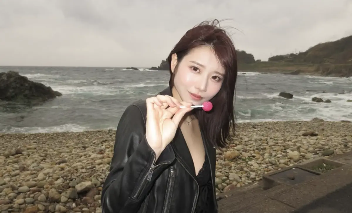 ▲日本AV女優河北彩伽（如圖）近日傳出將從AV界引退的消息，對此AV界的內行人一劍浣春秋出面發聲：「她很努力把衣服穿回來。」不過也坦言河北彩伽還沒有賺到可以引退的程度。（圖／河北彩伽 IG）