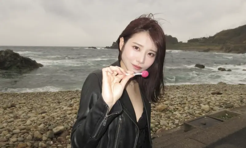 ▲日本AV女優河北彩伽（如圖）近日傳出將從AV界引退的消息，對此AV界的內行人一劍浣春秋出面發聲：「她很努力把衣服穿回來。」不過也坦言河北彩伽還沒有賺到可以引退的程度。（圖／河北彩伽 IG）