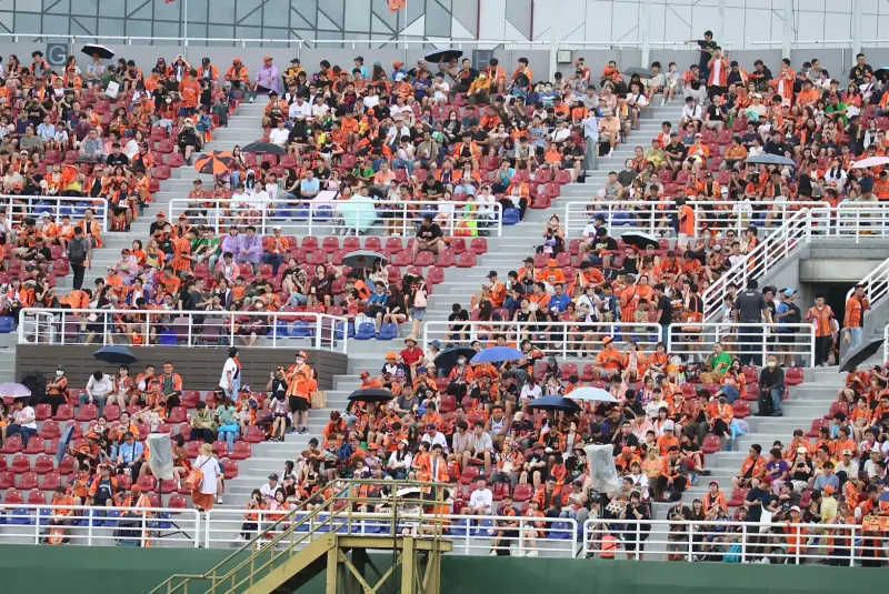 ▲樂天桃猿主場右外野特區塞滿球迷，在統一獅第4局攻下保險分時，右外野揮舞大旗，準備在客場迎接上半季冠軍3連霸。（圖／記者朱永強攝 ,2025.06.29）