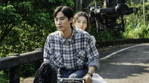 ▲宋芸樺（後）和李洪耐主演《無人知曉的家》，為此特別苦背韓語台詞，兩人在片中也有吻戲。（圖／K-movie entertainment 提供）