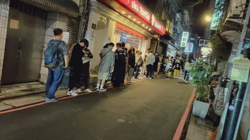 ▲肥前屋是台北排隊名店，門口常常出現等待用餐的老饕。（圖／肥前屋臉書）