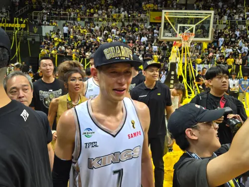 ▲新北國王最終以108：89拿下比賽勝利，拿下TPBL冠軍，現場也拋下黃色彩帶，林書豪動情與弟弟林書緯擁抱，同時他表示自己這一季看著小孩長大對她來說就是印象深刻的事。（圖／記者黃建霖攝）