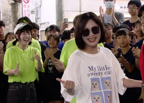 ▲籃籃（左）與媽媽（右）大跳「三振舞」，向胡瓜慶生，讓胡瓜的生日驚喜瞬間變驚嚇，不得不大嘆籃籃的媽媽非常活潑。（圖／民視提供）