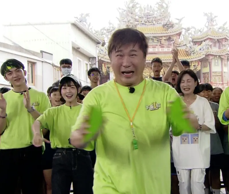 ▲胡瓜（如圖）生日當天為《綜藝大集合》錄影，碰上籃籃與籃籃的媽媽大跳三振舞，生日驚喜差點變驚嚇，但他還是玩擲筊比賽，要為籃籃媽爭取一點福利。（圖／民視提供）