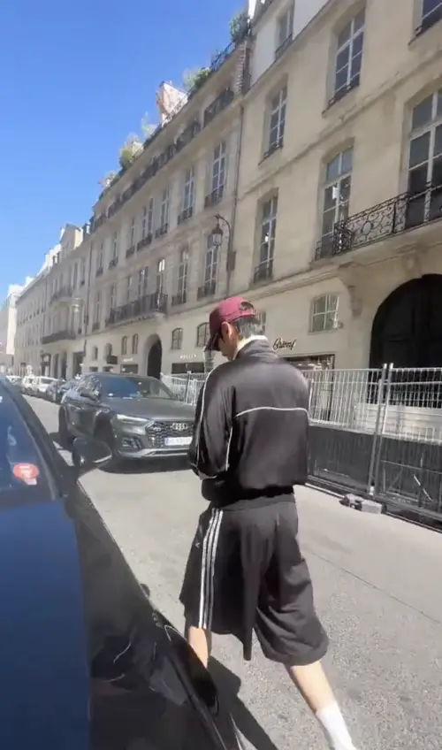 ▲車銀優的耳機死在巴黎的轎車底下。（圖／翻攝自@ldm_330 X）