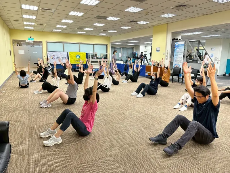 ▲新北市巡迴運動指導，技嘉科技股份有限公司，體態雕塑課程，專業師資帶領進行核心訓練，打造健康職場生活。（圖／新北市體育局提供）