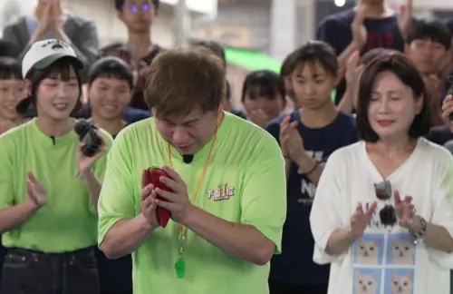 ▲胡瓜（中）與籃籃（左）、籃籃的媽媽（右）在《綜藝大集合》中有趣味互動。（圖／民視提供）