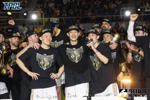 ▲林書豪直言這是自己生涯難度最高的一座冠軍．不捨弟弟林書緯犧牲很多，但對方直言自己「很願意犧牲」。（圖／TPBL提供）