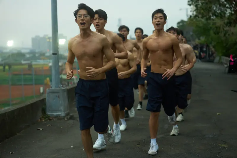 ▲《進行曲》中扮演最高學府學生的鮮肉不乏裸上身清涼鏡頭，導演姜瑞智分析：余杰恩（最前排左）有胸毛、是野獸派的感覺；牧森（最前排右）是氣質型的精瘦壯碩；劉育仁（第二排左）有媲美歐美猛男的大胸肌。（圖／台北電影節提供）