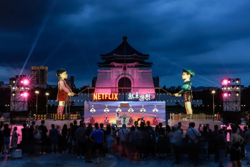 ▲中正紀念堂染上粉紅燈海，搖身轉變成《魷魚遊戲》魷戲會場，讓啦啦隊女神一粒直呼：「好可怕。」（圖／Netflix提供）