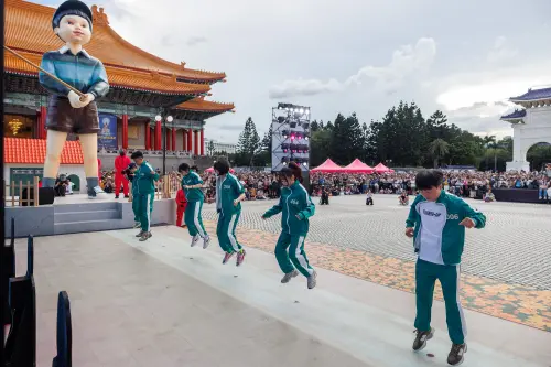 ▲一粒（404號）和現場民眾化身魷魚遊戲參賽者，一同參與跳繩遊戲。（圖／Netflix提供）