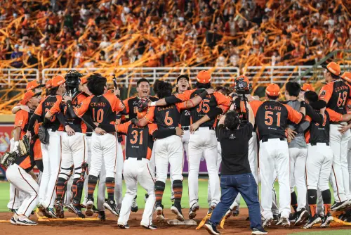 ▲統一獅北上桃園打封王戰，右外野擠滿獅迷，在封王後，橘色彩帶從右外野湧出。（圖／記者朱永強攝 ,2025.06.29）