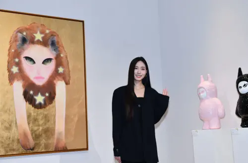 ▲小S的二女兒、Lily許韶恩首度舉辦個人作品展，包括繪畫與公仔的成品已經售出9成以上，預估進帳可破百萬。此外賈靜雯、賈永婕、蔡康永等名人也都獻上花籃，祝福她展出成功。（圖／記者林柏年攝）