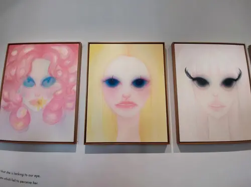 ▲許韶恩透露中間那幅《Barbie》的創作和姨媽大S有關，這次的絕大多數畫作都已經售出。（圖／記者林柏年攝）