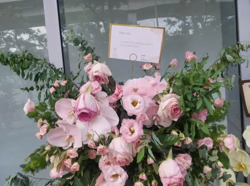 ▲賈靜雯特別與女兒們一起送上花籃祝賀。(圖/記者林柏年攝) ▲賈靜雯特別與女兒們一起送上花籃祝賀。(圖/記者林柏年攝)