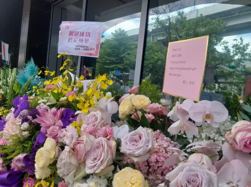 ▲黑人與范范送上花籃卡片(右)上面自稱「乾爹、乾媽」。(圖/記者林柏年攝) ▲黑人與范范送上花籃卡片(右)上面自稱「乾爹、乾媽」。(圖/記者林柏年攝)